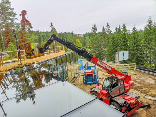 Glass installation with Heavydrive 7-axis manipulator in Oslo.