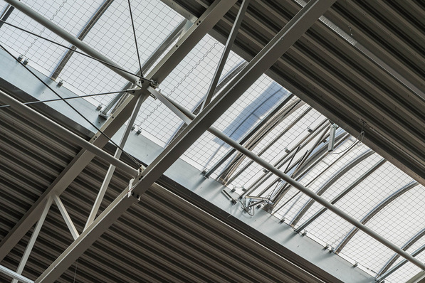 DSL-type fall-through protection made of galvanised safety wire mesh with a mesh size of 90 x 100 mm ensures safe access to the roof.