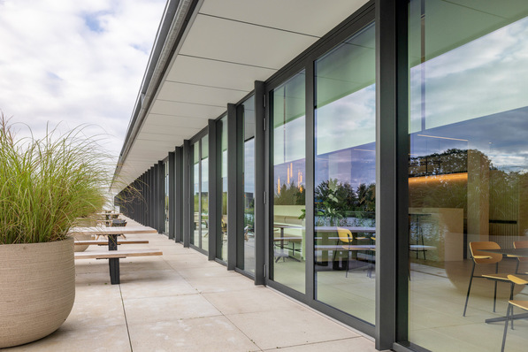 New cooperation: glass manufacturer Saint-Gobain and Danish textile specialist Kvadrat Shade are working on perfectly harmonising solar control glass and internal solar control fabric.