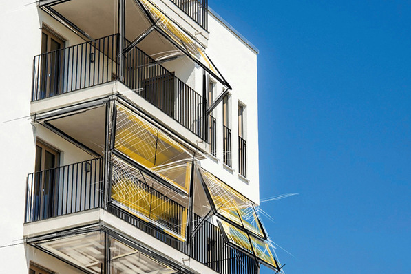 With its tilt-adjustable structure, the awning power plant can be adapted to the position of the sun, ensuring that it is always at the optimum angle to the sun in both summer and winter.