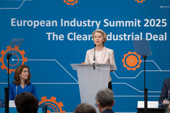 Woman speaks at a podium at the European Industry Summit 2025. Another woman sits nearby on stage. - © Glass for Europe