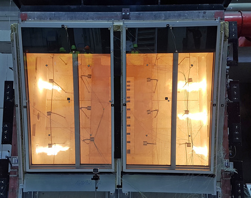 Testing of fire-resistant glazing in the 5 m x 5 m heat chamber at the fire protection centre of ift Rosenheim.