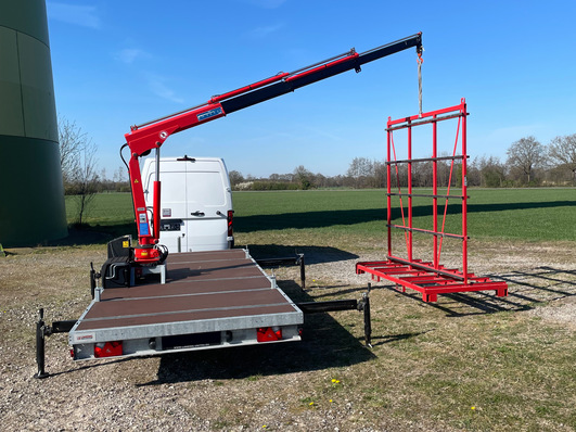 The new crane trailer with a glass block.
