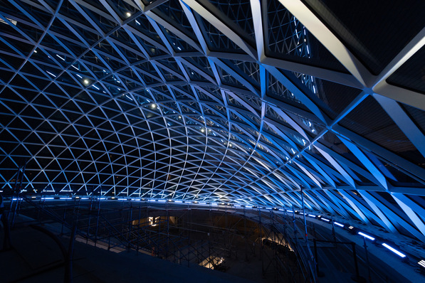 The grid shell construction by seele, which has now been uncovered, consists of 403 nodes and a supporting structure made of 110 tons of steel.