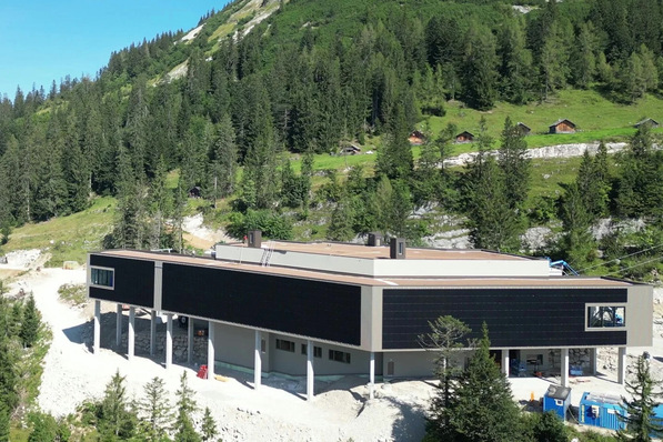 One of the major projects implemented by MO Energy Systems' partners last year: The 900-square-meter solar facade at the middle station of the new Loser Panorama ropeway.