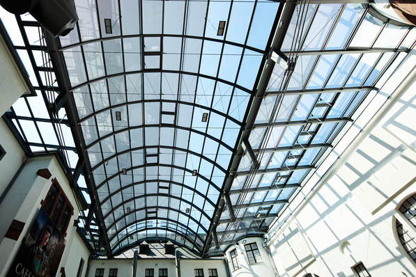 The column-free glass roof was designed and installed with consideration for the historic building fabric and monument protection.