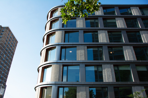 The bird protection glass for 555 Broadway comes from arcon Glas.