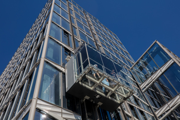 In the “Ascent” outdoor elevator, visitors travel 12 floors up from the “Summit One Vanderbilt” observation deck – on a Clearsight glass floor.