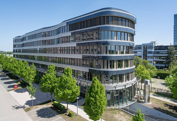 The all-round spandrel cladding of the Z2 building made from aluminium sheets at the height of the intermediate floor are also fitted with building-integrated photovoltaics (BIPV) in some areas.