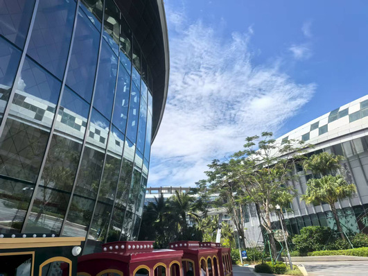 The curved exterior glass façade demonstrates the precision of the warm-bent glass manufactured by NorthGlass.