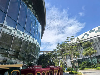 The curved exterior glass façade demonstrates the precision of the warm-bent glass manufactured by NorthGlass.